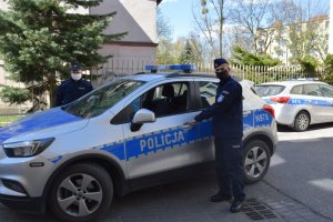 Policjanci wsiadaja doradiowozu