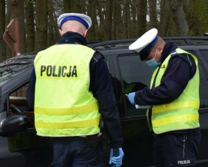 Policjanci przeprowadzają kkontrtrolę drogową