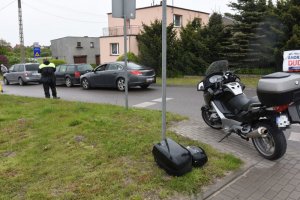 Miejsce kkolizji drogowej- trzy pojazdy i motocykl