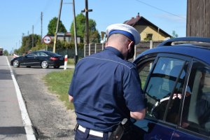 Policjant w trakcie kontroli drogowej