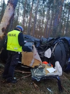 Policjant prowadzi oględziny pojazdu