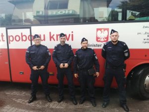 Policjnci na tle krwiobusa