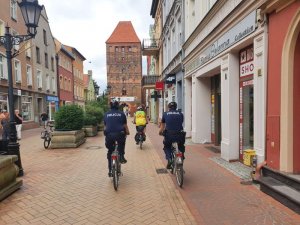 Policjanci jada na rowerach