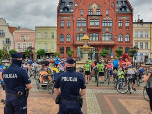 policjanci rozmawiaja z uczestnikami rajdu