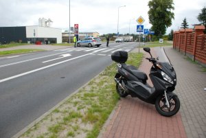 potrącenie pieszej-motocykl stoi na poboczu drogi