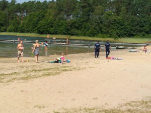 Policjanci patroluja plażę