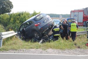 rozbite samochody i policjanci oraz strażacy