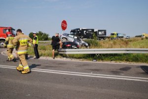 rozbite samochody i policjanci oraz strażacy