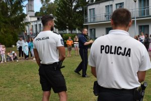 Policjanci przeprowadzaja szkolenie z uczestnikami obozu