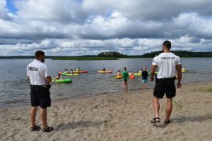 Policjanci podczas patrolu na plaży