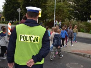 Policjant przy przejściu dla pieszych