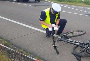 Policjant przeprowadza ogledziny roweru