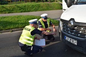 Policjanci prowadzą olędziny samochodu