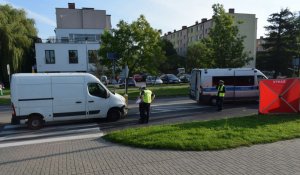 Policjanci prowadzą olędziny samochodu