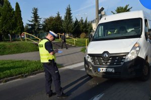 Policjanci prowadzą olędziny samochodu