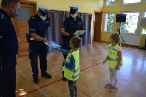 Policjant otrzymuje podziękowanie