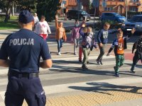 Policjant stoi w obrębie przejścia dla pieszych