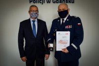 Policjant i cywil na wspólnym zdjęciu