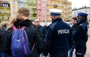 Policjanci rozmawaja z manifestującymi