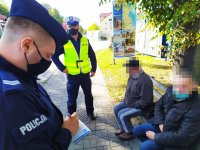 policjanci podejmują legitymowanie wobec 2 osób