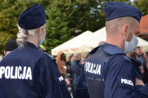 Policjanci od tyłu na plecach widać napisy na mundurze policja