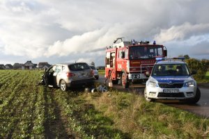 Rozbity samchód, radiowóz i straż pożarna