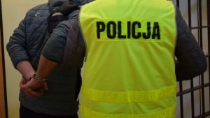 policjant prowadzi podejrzany