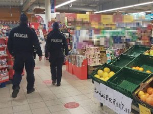 Policjanci w markecie-idą