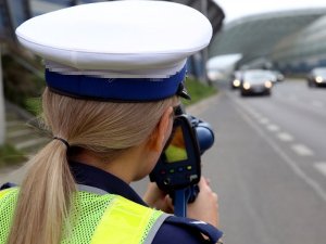 Policjantka mierzy prędkość na drodze