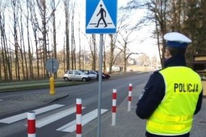 Policjant pełni słuzbe w obrebie przejscia dla pieszych