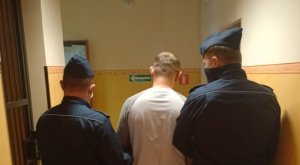 Prowadzenie podejrzanego przez 2 policjantów