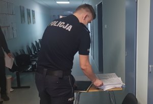 policjant wypełnia ankietę