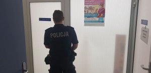 policjant wchodzi na szczepienie