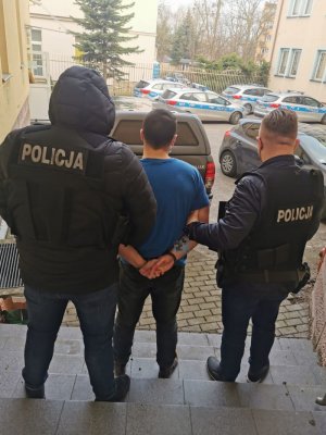 Policjanci prowadza podejrzanego