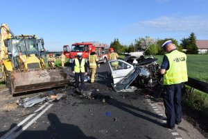 Policjanci prcuja na miejscu zdarenia drogowego- dwa rozbite pojazdy i policjanci