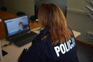 Policjantka siedzi przez monitorem laptopa- w ten sposób prowadzizajęcia z uczniami