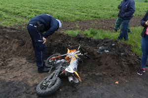 Policjant prowadzi oględziny motoroweru