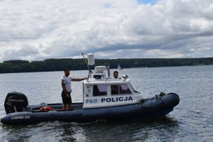 Policjanci płyna policyjną łodzią