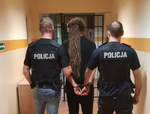 Policjanci prowadzą podejrzanego