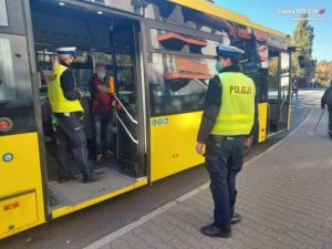 Policjanci kontroluja autobus miejski