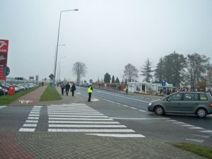 Policjant na skrzyżowaniu kieruje ruchem