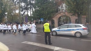 Policjant na skrzyżowaniu przy cmentarzu