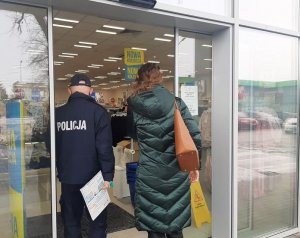 Policjant wchodzi do sklepu