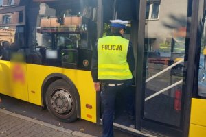 Policjant wchodzi do autobusu