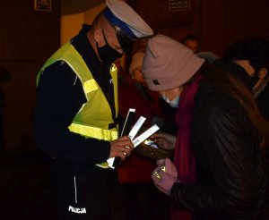 Policjanci rozdają odblaski