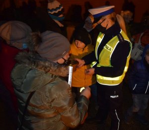 Policjanci rozdają odblaski