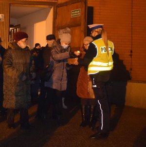 Policjanci rozdają odblaski