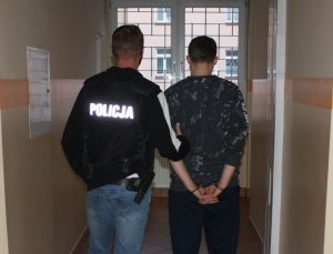 Policjanci prowadzą podejrzanego