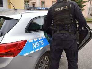 Policjant przy radiowozie