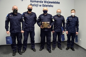 Czterech policjantów z Komendantem Wojewódzkim